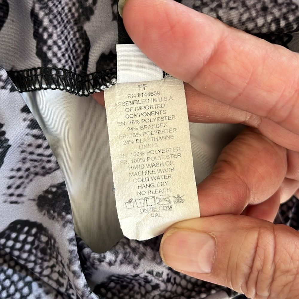 Onzie Leggings Size M Gently used Gray Snakeskin - Picture 5 of 6